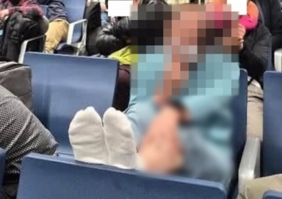 필리핀 공항서 앞좌석에 발 '턱' 민폐 한국인…"정중한 요청에도 무시"
