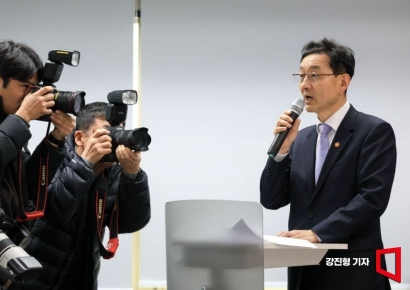 [포토] 인사말하는 윤창렬 검찰개혁추진단장