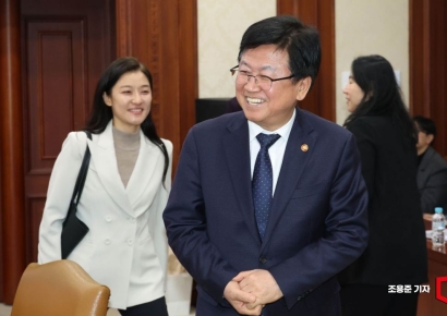 [포토] 학교폭력대책위원회 참석하는 최교진 장관