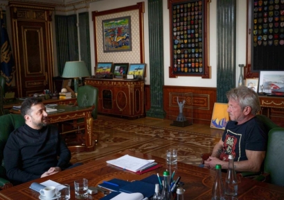Sean Penn Visits Ukraine Instead of Academy Awards... Zelensky Calls Him a "True Friend"