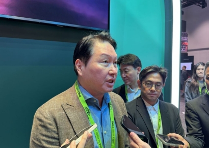 GTC 첫 방문 최태원 회장, 젠슨 황과 HBM4 사인…'굳건한 동맹'[GTC 2026]