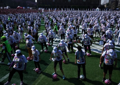 월드컵 열기 달군 멕시코…소칼로 광장서 9500명 '세계 최대 축구 교실' 열려