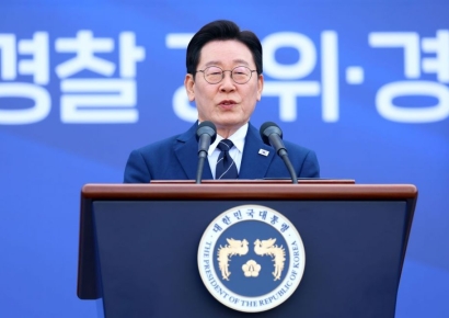 李대통령, 신임 경찰 경위·경감 환담 " 초심 잊지 말고 국민의 든든한 버팀목 돼 달라"