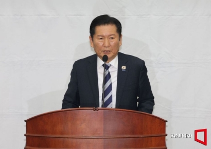 [포토] 정청래 "중수청·공소청법 통과되면 노무현 전 대통령에 보고"