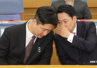 [포토] 우재준 청년 최고위원과 대화하는 장동혁 대표