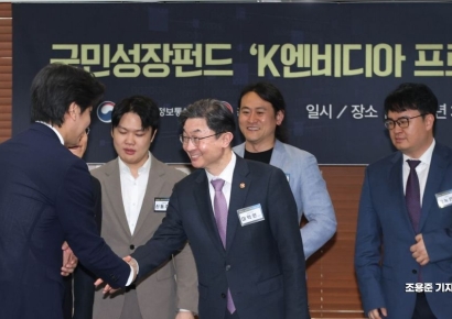 [포토] AI반도체 기업 대표들과 인사하는 이억원 위원장