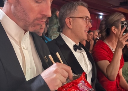 오스카 객석서 韓 라면 봉지째 '후루룩'…먹방한 감독 정체