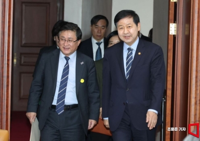 [포토] 비상경제장관회의 참석하는 구윤철 부총리