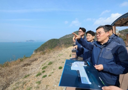 가덕도신공항 부지 찾은 대우건설 대표 "전사 역량 결집해 공사 수행"