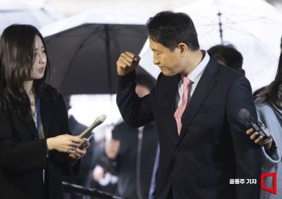 [포토] 오세훈, 지지자들에게 주먹