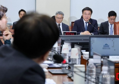 [포토] 야당 의원 질의에 답하는 윤호중 장관