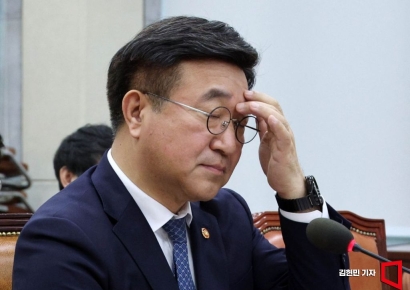 [포토] 야당 의원 질의 받는 윤호중 장관