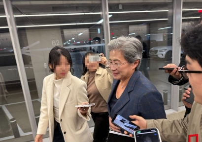 네이버 찾은 리사 수 "AI 칩 공급 논의할 것…파트너십 강화"