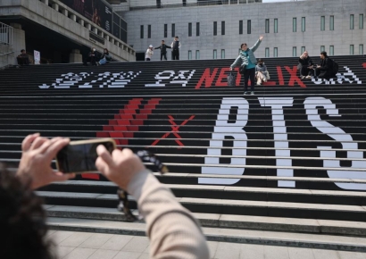 "난 BTS 관심도 없는데"…일은 국가가 하고 수익은 넷플릭스·하이브로?