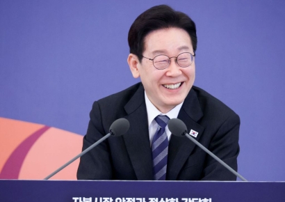 '문화가 있는 날' 퇴근 길 李대통령 부부, 대학로서 뮤지컬 관람