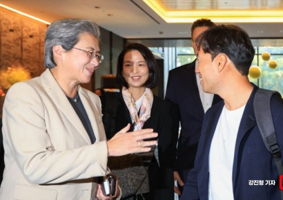 [포토] 의견 나누는 리사 수 CEO-김성훈 대표