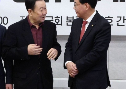 [포토] 송언석 원내대표와 대화하는 박주선 석유협회장