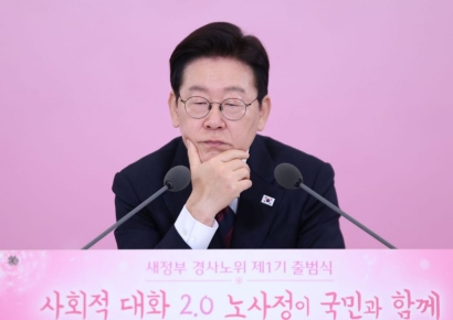 李대통령 "노동자들 고용유연성 수용할 수 있는 상황 만들어야"