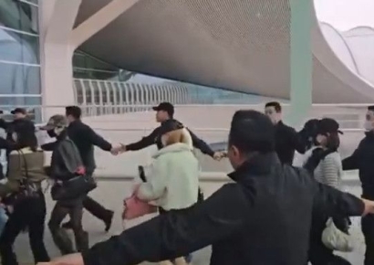 "국빈이냐, 대통령 경호처도 울고갈판" 강강술래식 연예인 공항경호 논란