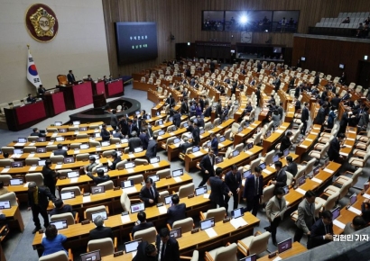 [포토] 본회의장 나서는 국회의원들