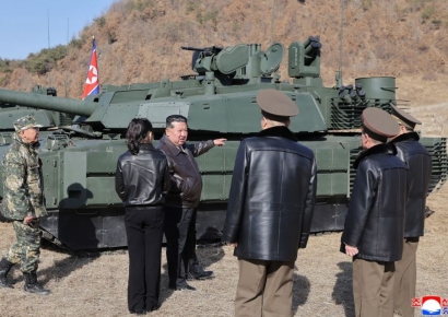 김정은이 공개한 최신예 전차'천마-20'은