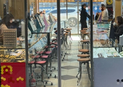 "전쟁 터지면 100만원은 그냥 넘길 줄 알았어요"…떨어지는 금값에 '당황'