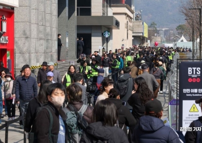 [포토] BTS 컴백 공연으로 광화문은 인파로 '북적북적'