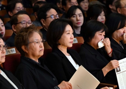 김혜경 여사, 문재인 前 대통령 장모상 조문…유족 위로