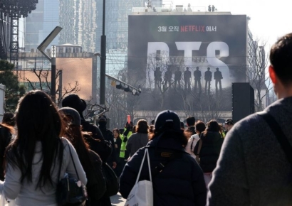 [포토] BTS 광화문 공연장 향하는 관람객들 