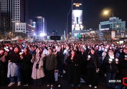 [포토] BTS가 돌아왔다... 광화문에 집결한 '아미'