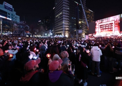 [포토] BTS 완전체 컴백 공연 즐기는 '아미'