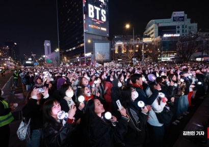 [포토] 'BTS 컴백 라이브: 아리랑' 세종대로 가득 메운 아미