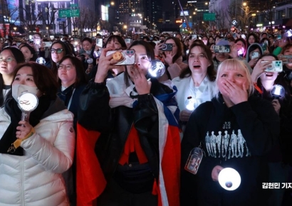 [포토] 'BTS가 돌아왔다' 컴백 공연 즐기는 팬들