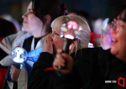 [포토] BTS 완전체 컴백에 눈물 훔치는 아미