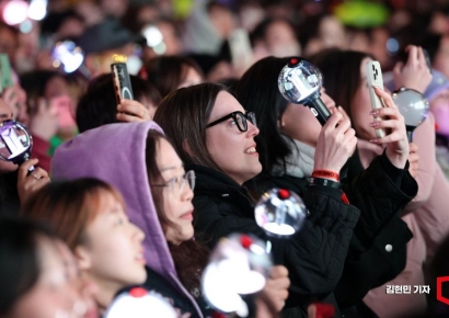 [포토] BTS 완전체 컴백, 스마트폰에 담는 아미