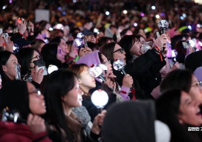 [포토] BTS 컴백 공연 즐기는 '아미'