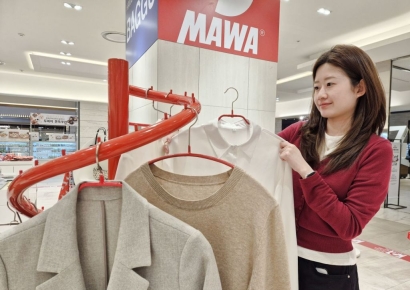 봄, 옷장부터 갈아입다… 롯데百 부산본점 ‘마와’ 옷걸이로 정리 혁신 