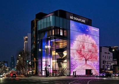 LG전자, 강남 한복판에 '우주 벚꽃' 띄웠다…플래그십 D5 봄 단장