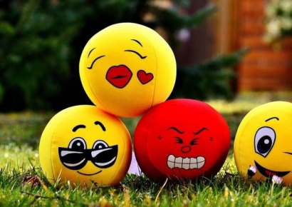 가벼워 보일 줄 알았는데…카톡 이모티콘 쓰면 호감도 높아진다