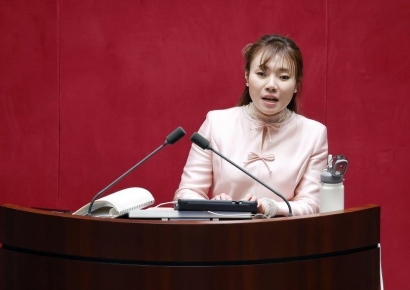 김예지, '점자판' 짚으며 17시간 35분 필리버스터…여야 모두 격려