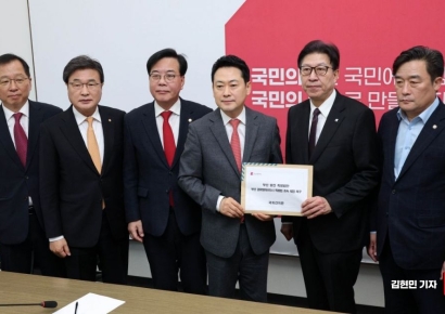 [포토] 박형준, 장동혁 만나 부산 글로벌허브도시특별법 제정 촉구