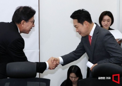 [포토] 악수하는 장동혁-박형준