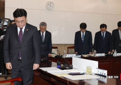 [포토] 대전화재 희생자에 묵념하는 윤호중 장관
