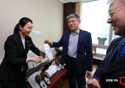 [포토] 호텔 굿즈 구매하고 굿네이버스 성금 전달하는 현상순 아시아경제 회장