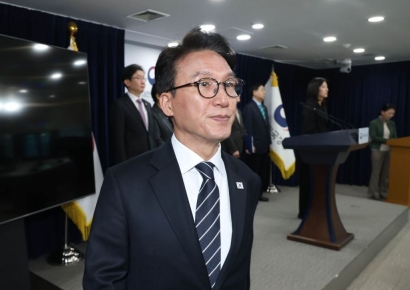 [포토] 자리 떠나는 김민석 총리