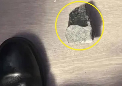 "방 안에 있는데 굉음이"…지붕 뚫고 침실로 들어온 운석 파편 '아찔'