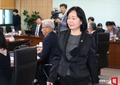 [포토] 회의 참석하는 송경희 개인정보보호위원장