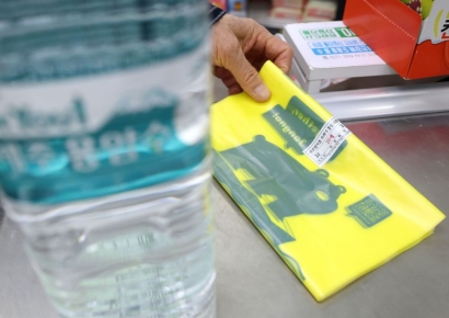 중동 전쟁 여파에 종량제봉투 사재기 확산…정부 "공급 문제 없다"