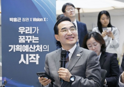 "인사 적체, 대통령과 이야기하겠다"…박홍근 장관 취임에 들뜬 기획처