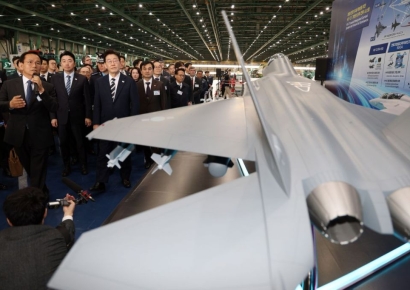 KAI 현장 찾은 李대통령, 고정익 생산 현장 시찰…"전 과정 체계화 확인"